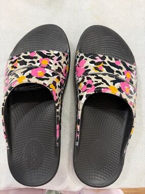 OOFOS Women's Black Slide Sandals with Pink & Yellow Leopard Print Strap.